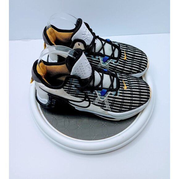 Nike Lebron Witness 6 Basketball Shoes Black/White/Gold Size 5 Youth - Picture 3 of 7